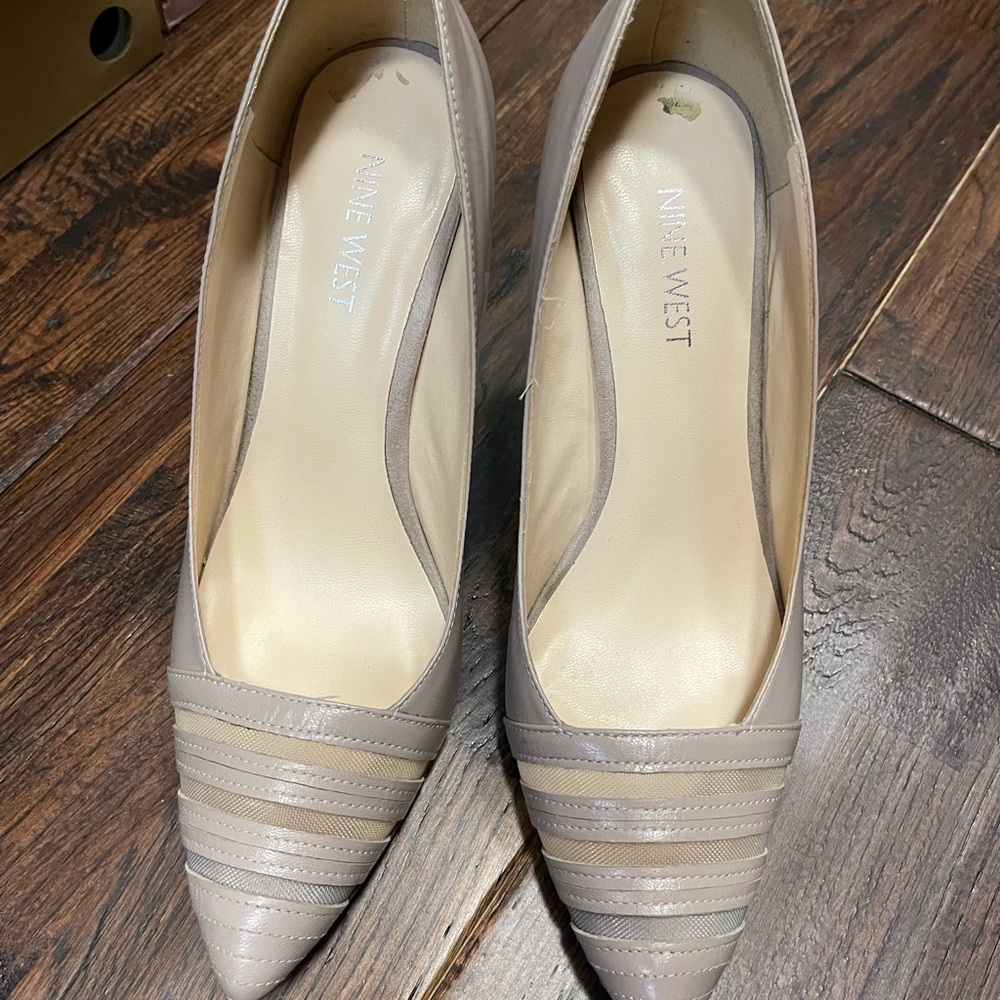 Cute taupe pumps in excellent condition